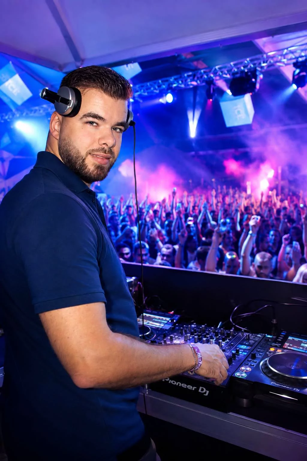 Porträt vo DJ Sebastiano a mene nächtliche Event