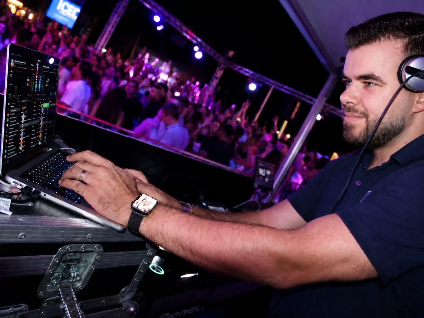 DJ Sebastiano mit Laptop und DJ-Controller a ere Party i de Schwiiz