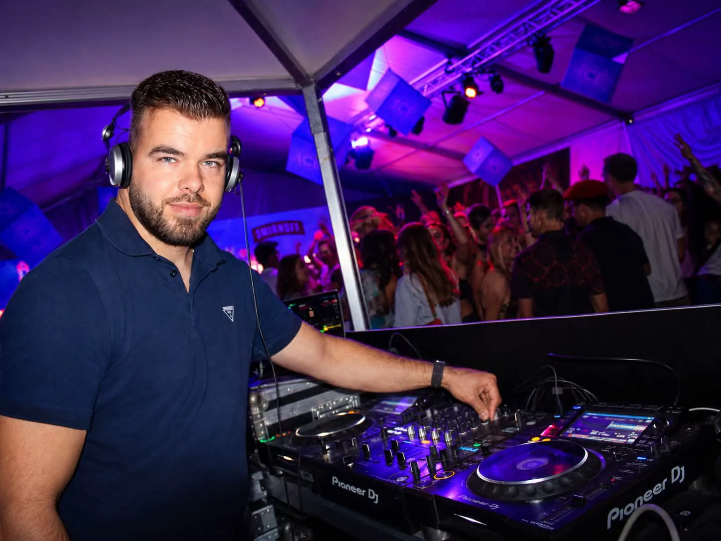 DJ Sebastiano hinder em Mischpult a ere Club-Party