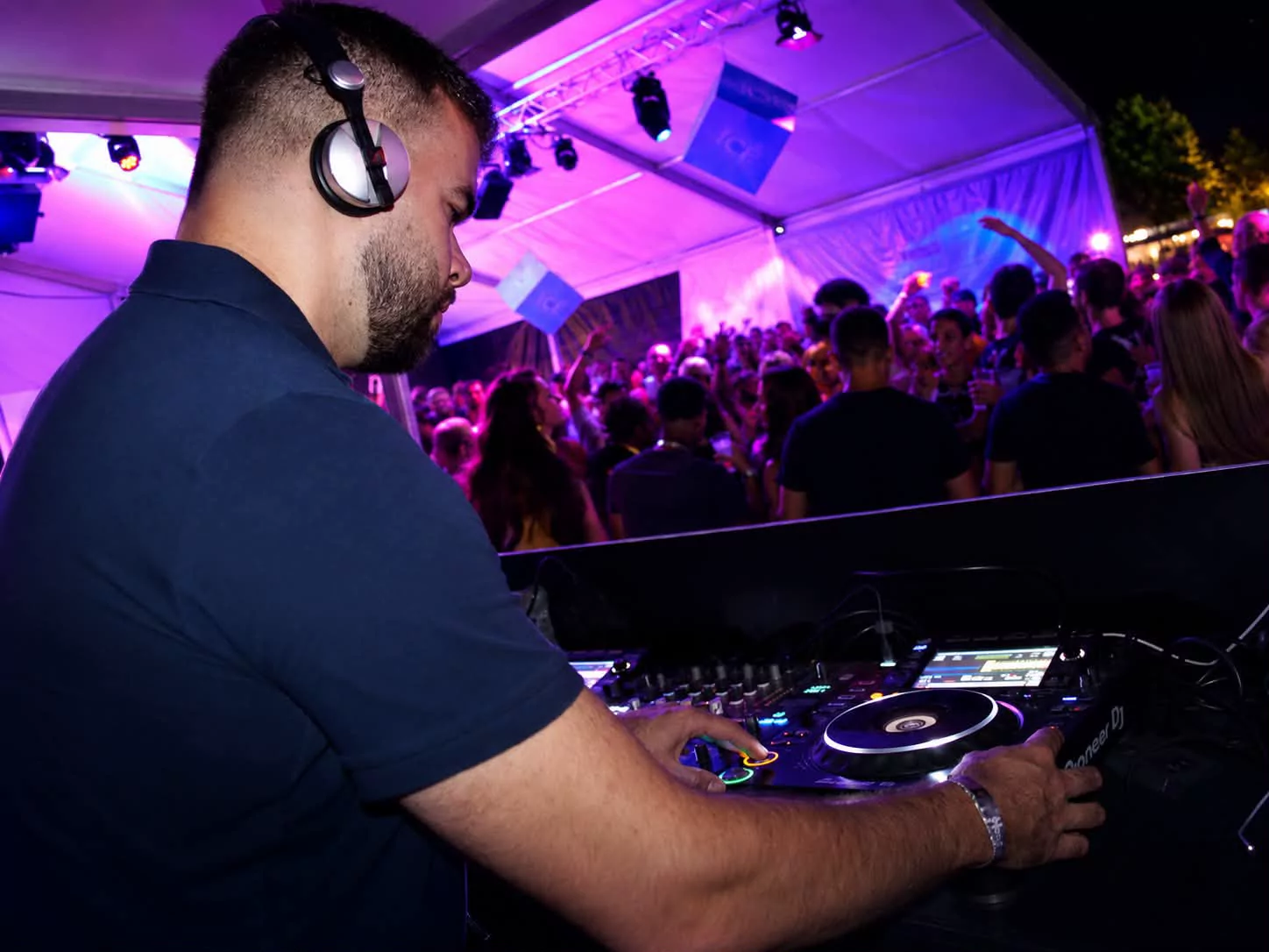 DJ Sebastiano bim Live-Mix vor em Publikum