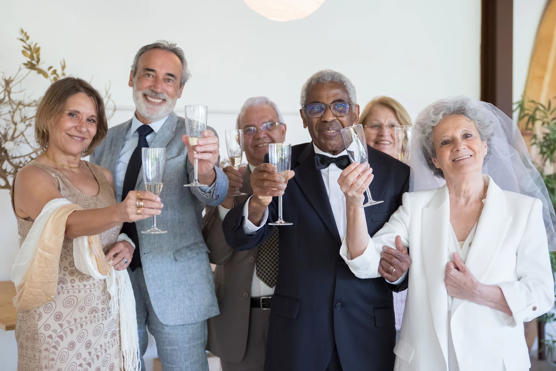 Hochzytsgäst bim Apéro mit Champagner